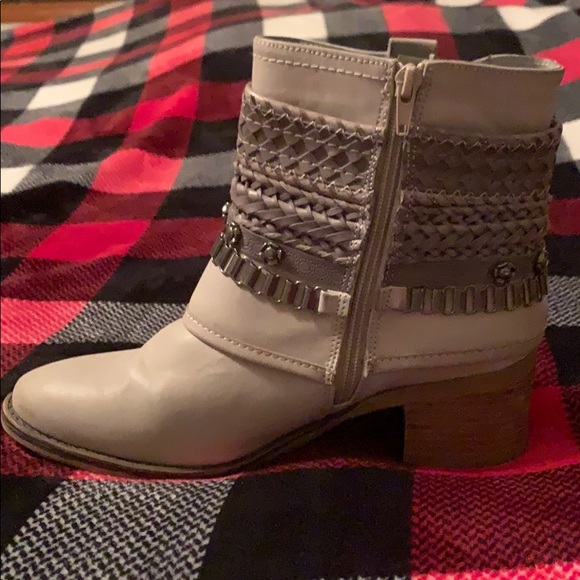 Rustic ankle boots - Picture 3 of 4